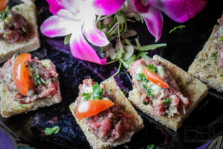 Steak tartare crostini
