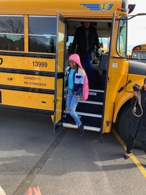 Students getting off an electric-powered school bus (photo by Rod Lee)
