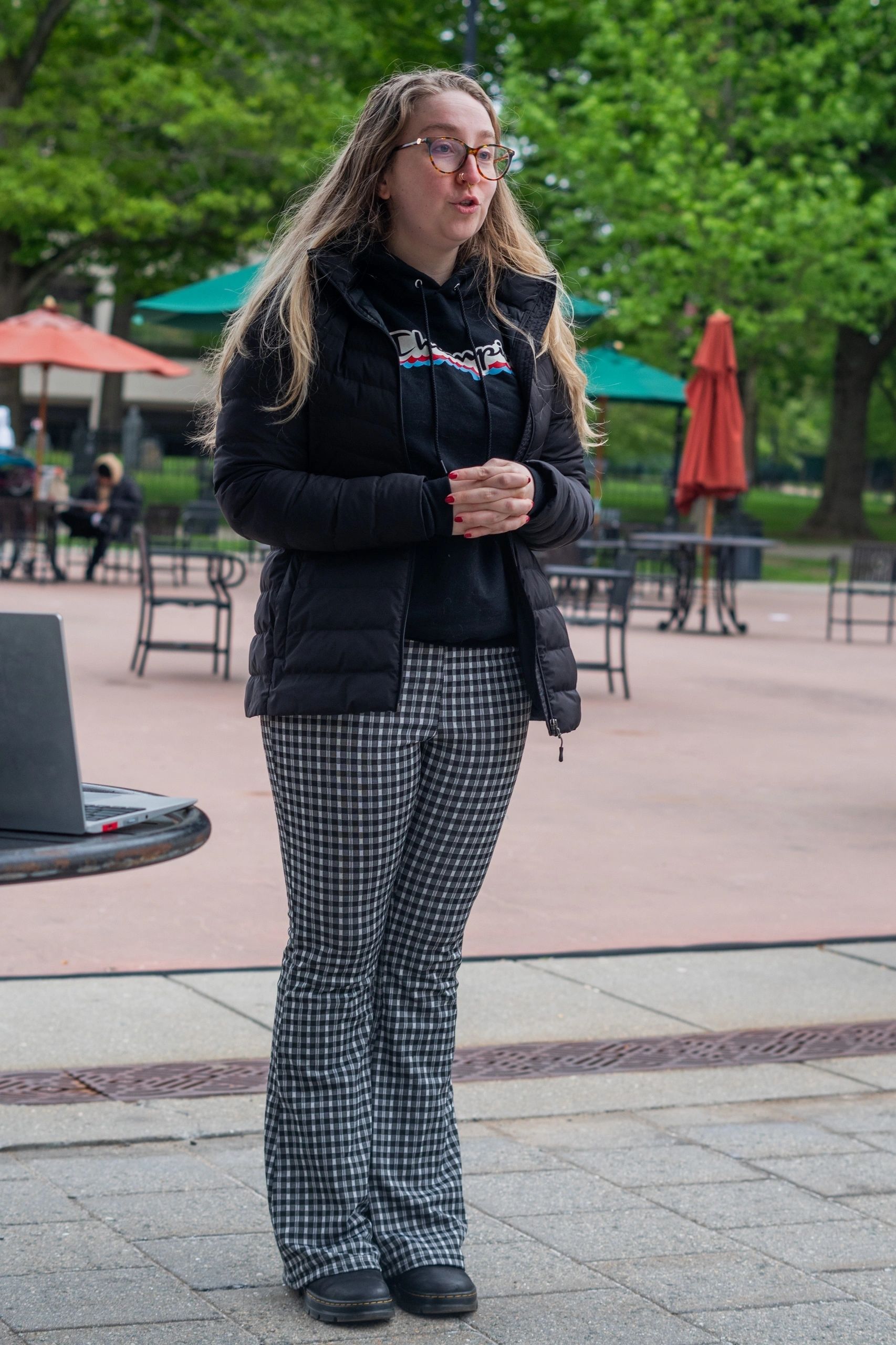 Shanne Curtin urged residents to join her in the fight to supply food for the people of Gaza, as well as people lacking food security everywhere (photo by Steve Smith)