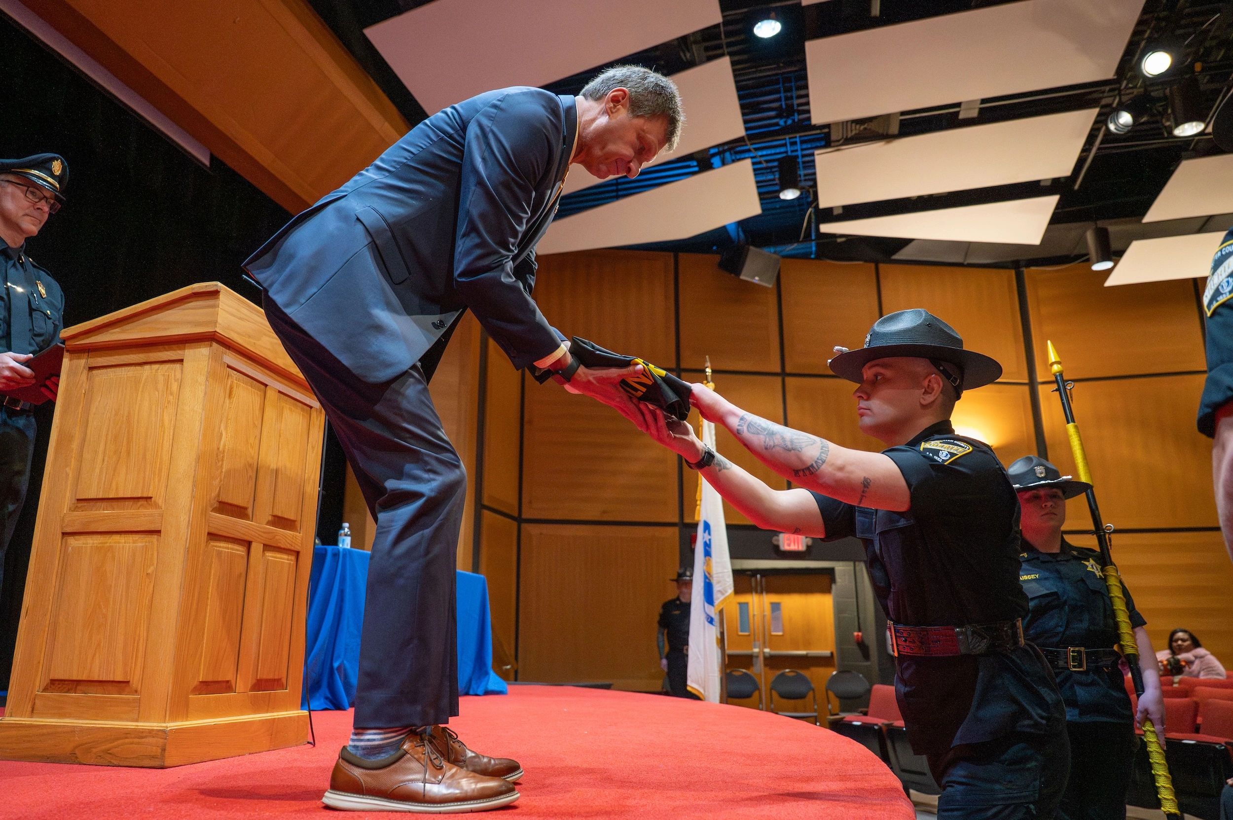Sheriff Lew Evangelidis accepts the class banner from the WCSO Training Staff (photo credit: WCSO)