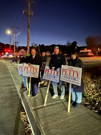 Mayor Joe Petty speaks at his victory party at El Basha (photo credit: Christina Andrianopoulos)